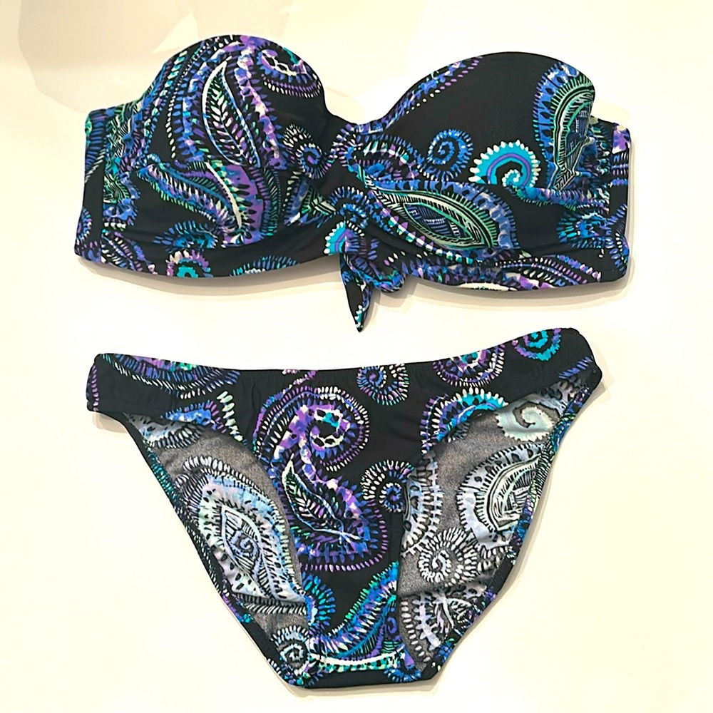 Women’s Venus two piece bikini cup size D bottom piece size 4